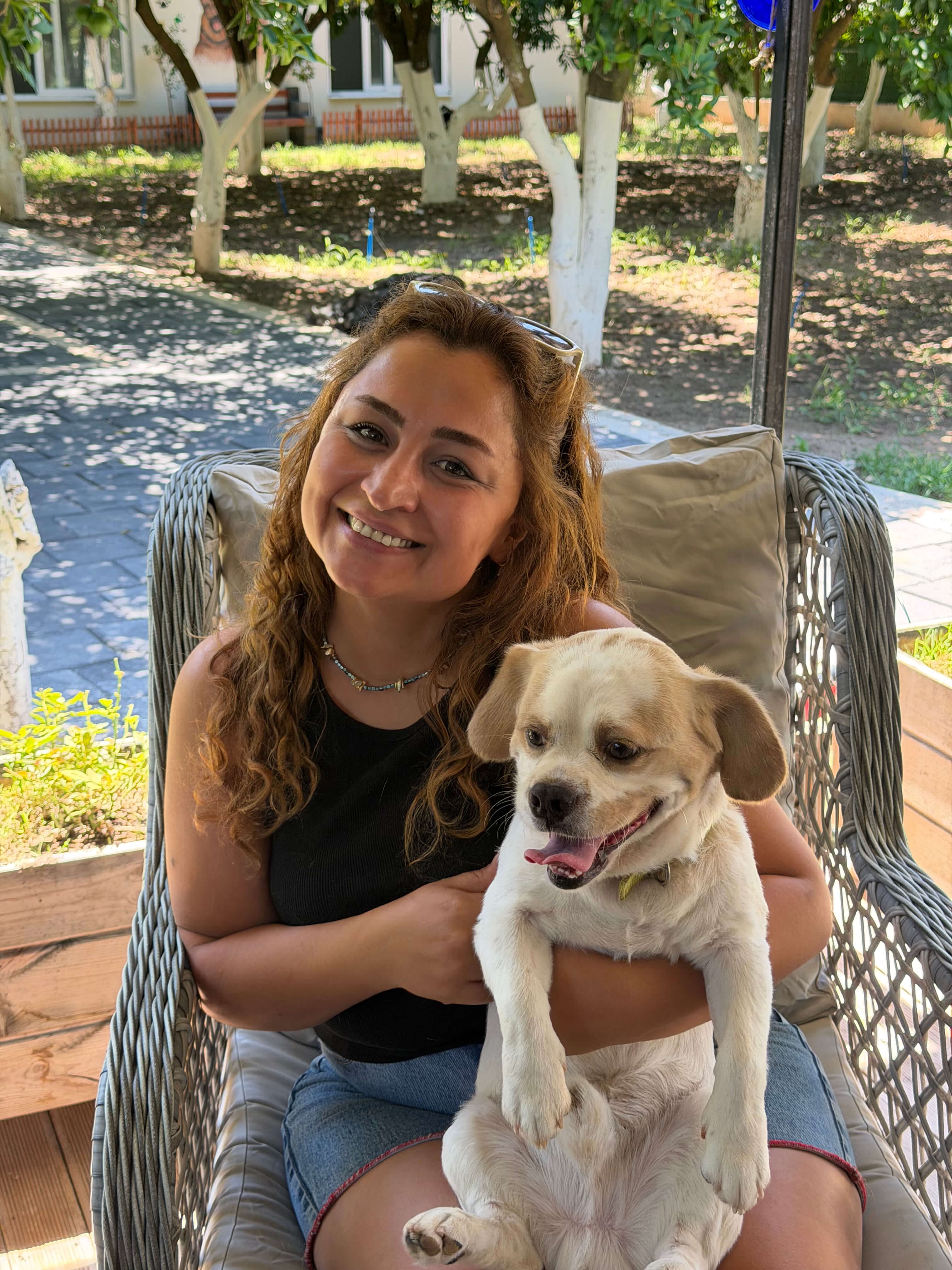 Konyaaltı köpek pansiyonunda verandada bir köpekle mutlu bir an