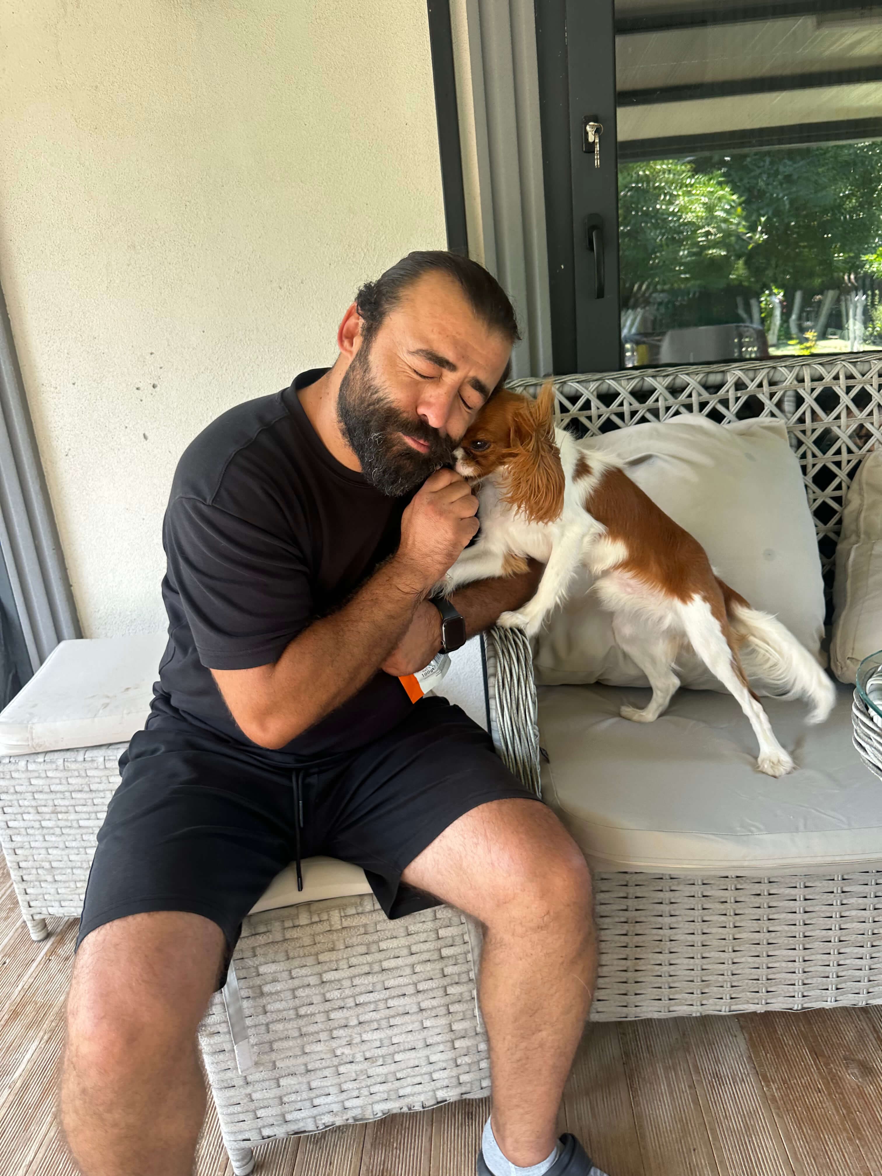 Eğitmen ve köpek arasında sıcak bir an