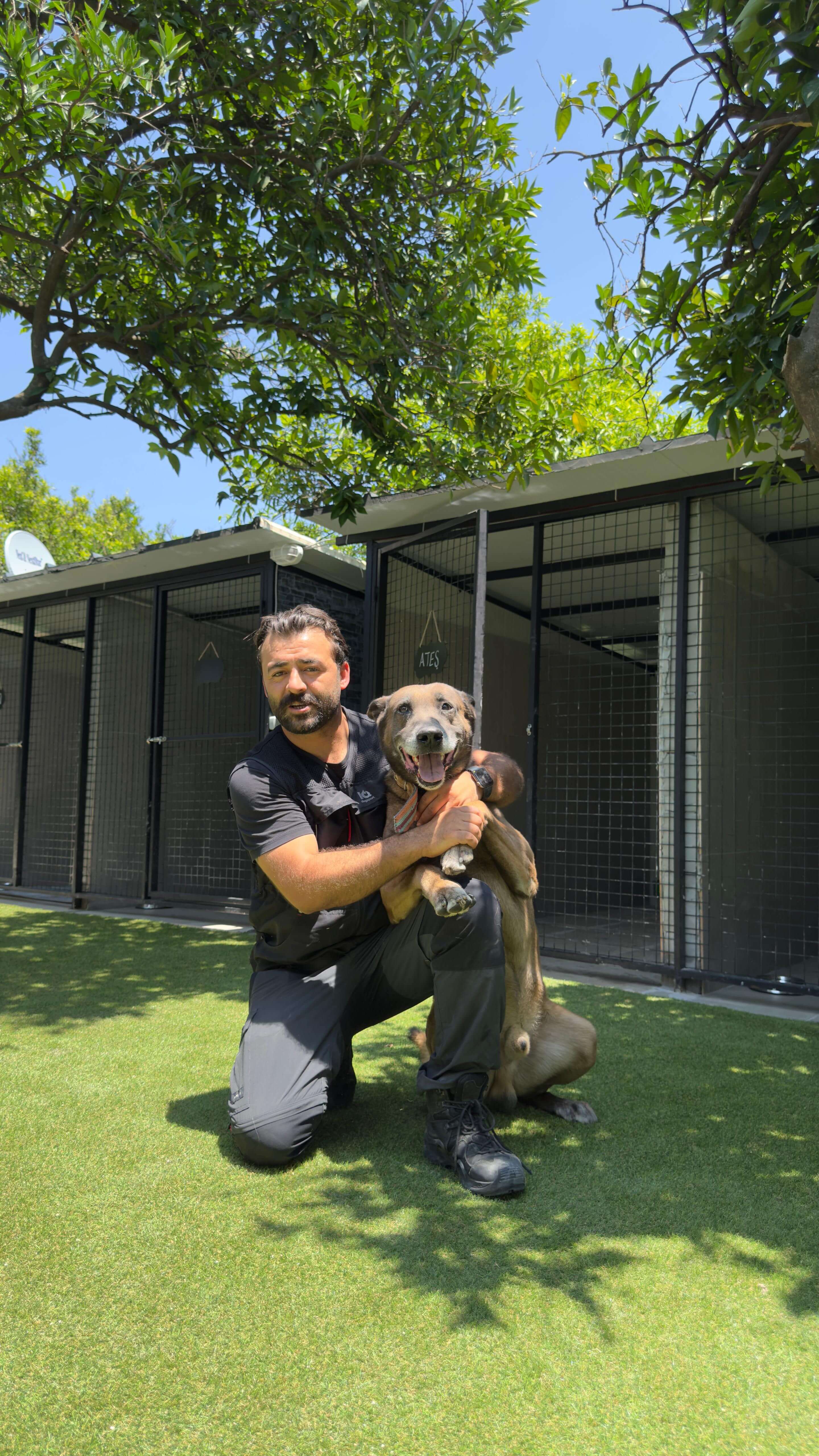 Köpek eğitmenimiz pansiyon alanında bir köpekle